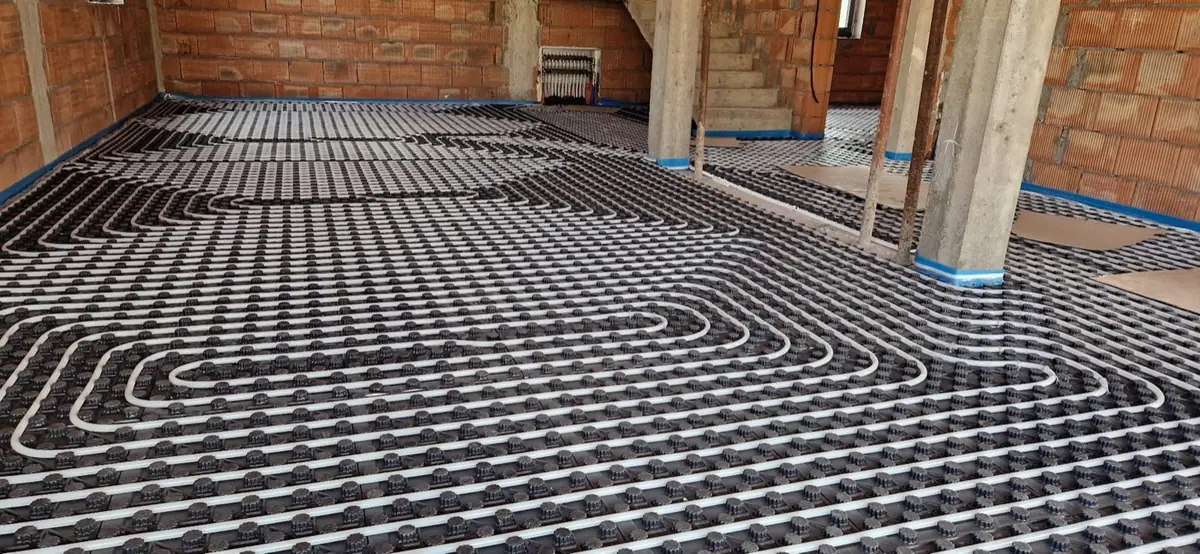 Țevi de încălzire în pardoseală montate într-o cameră mare dintr-o casă �în construcție